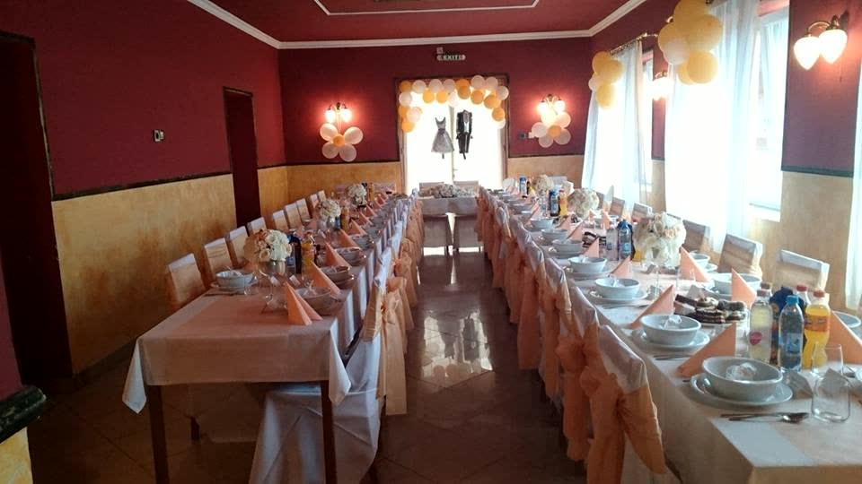 A La Casa Nostra rendezvényterme ünnepi terítéssel, hosszú asztalsorokkal